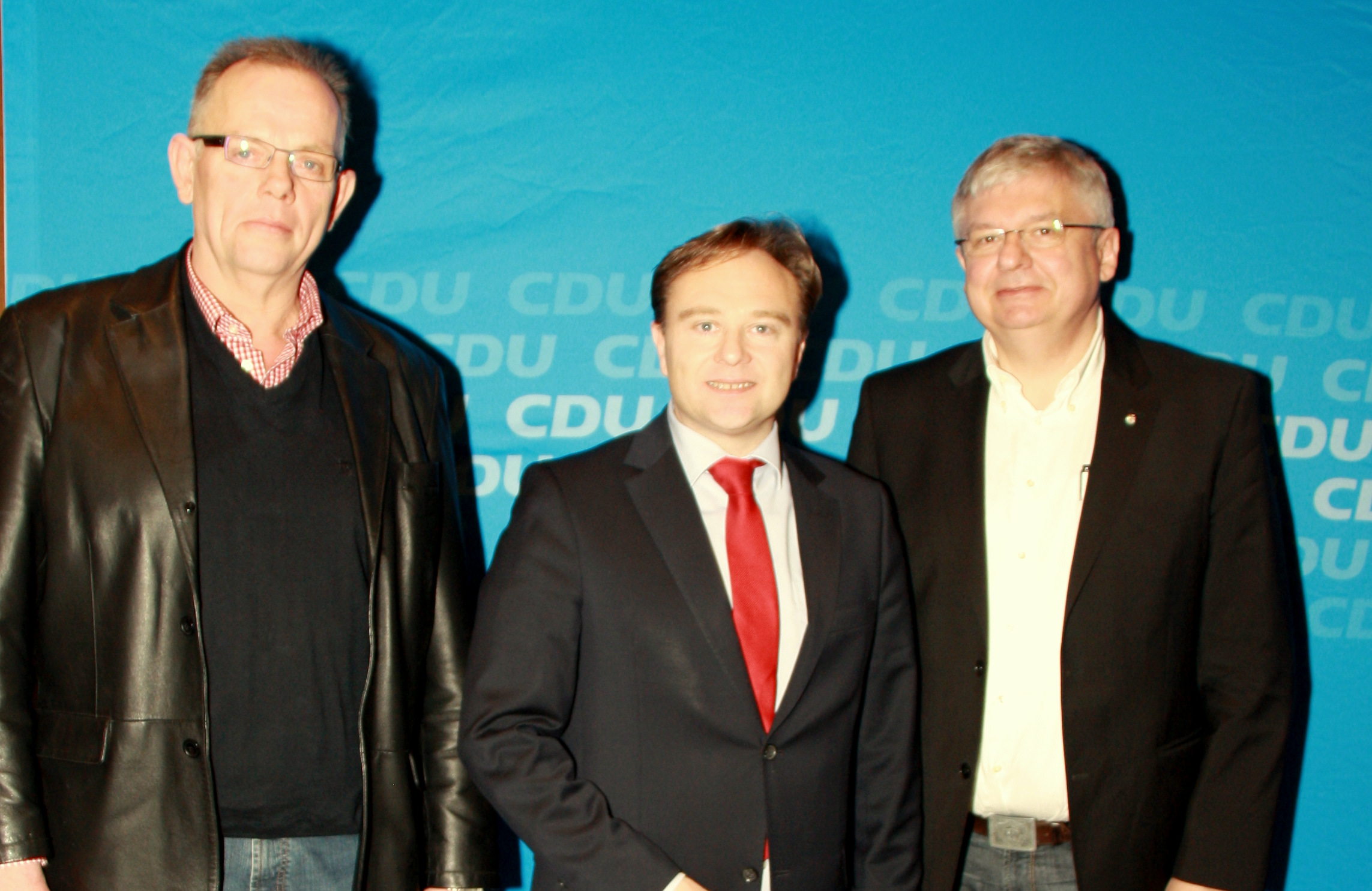 Heinrich Lübbering (links) und Ulrich Kipp (recht) freuen sich ebenso wie Landrat Dr. Kai Zwicker (mitte) über die Aufstellung.