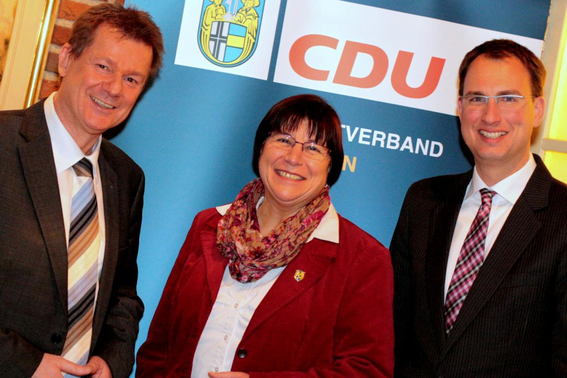 Freuten sich über den Besuch vom Europageordneten Dr. Markus Pieper (links): Parteivorsitzende Gisela Waning (Mitte) und Bürgermeister Dr. Christoph Holtwisch (rechts)