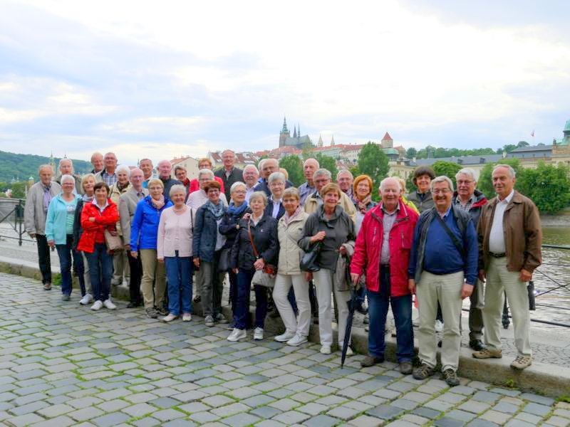 Die Teilnehmer am Ufer der Moldau in Prag